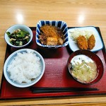 豊科食堂 - 右からカキフライ、牛すき煮、小松菜と油揚げの炒め煮