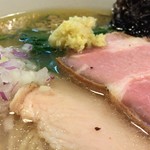 クラム＆ボニート 貝節麺ライク - レアチャー美味し、刻み生姜温し。