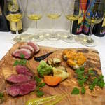 オリヴァヴァ - オリーブの木の皿に乗せたメインディッシュ