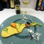 前菜（マルタ島の本鮪に厚岸産バフンウニとキャビア、にんじんのソース）にシチリア産オリーブオイル