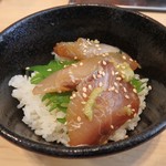 麺屋M - 3種の刺身漬け丼も酢飯と相性バッチリ