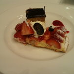 ラ ブラスリー - デザート　ワゴンから好きなものを　イチゴのタルトとチョコケーキ