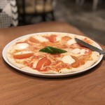 マイアミガーデン - トマトとモッツァレラのピザ