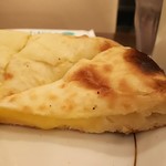 ネパール・インド料理 Happy - ＋300円で変更できるチーズナン♪しっとりもっちりとしていて ほんのり甘く、中にはチーズがぎっしりで風味豊かで超美味しい♪ボリュームも満点☆