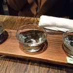 Ririsha - ガッキーは日本酒飲み比べセット。
      1000円で好きな日本酒が3種類選べる。
      他のお客さんもこれ注文してる人結構いた！