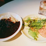 ARIA. C - 料理写真:★★★カレー 950円 カレー皿と同じサイズのサラダが出てきたときは驚いた!カレーは黒カレーで横浜軍艦カレーに似て深みがあるが味は普通