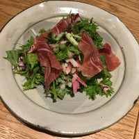ダイナミックキッチン＆バー 響 中之島フェスティバルプラザ店 - 生ハムと紅芯大根のサラダ