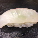 晶 - 本日の『おまかせ12貫』のトップは愛媛さん『真鯛』です。ネタの下には芽ネギが入っています