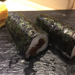 晶 - おまかせの〆 干瓢巻きです！ワサビ入りなので大人でも充分味わえます。そして！海苔を見てください！綺麗でしょ〜