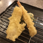 天ぷら倶楽部 - 日替わり定食6品のうちの3品。えびと白身魚とピーマン。