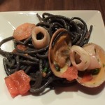 RISTORANTE Orobianco - イカスミを練り込んだスパゲッティー　魚介たっぷりのビアンコソース
