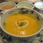 Tsujikawa - 先ずはカウンターにスープが運ばれて来ました、この日のスープはカボチャのポタージュスープです。
                      