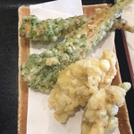 手打うどん 長谷沼 - とり天(150円)
      ちくわの磯辺揚げ(150円)
