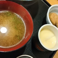 魚屋 小次朗 - 味噌汁と小鉢、茶碗蒸し