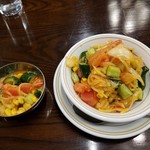 バッファローキング - 左はサービスのサラダ