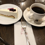 珈琲店トップ - レアチーズケーキと風で930円
