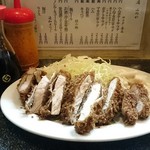 とんかつ店 みのや - ロースカツ断面。半分はソース、も半分は醤油で。