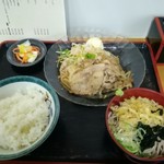 江戸家 - オススメの、豚バラしょうが焼定食(小そば付)¥900