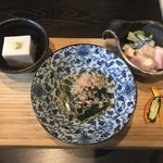 串処 ほとり 灯鳥 - 先付（胡麻豆腐、ほうれん草お浸し、合鴨ロースぬた和え）