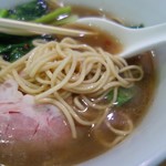 らーめん芝浜 - 「小松菜」（700円税抜）の麺アップ