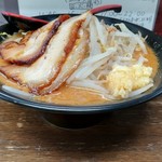 蔦重 - 小豚ラーメン。ニンニクアブラオオメ。横アングル