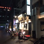 和鶏屋 - H.30.12.13.夜 外観：西側からアプローチ
