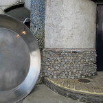 すぺいん亭 - 入り口にある大おきなパエリア鍋