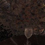 すぺいん亭 - 壁はお皿や壺を割った破片で飾られています