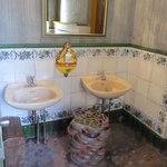 すぺいん亭 - トイレです　中央のオブジェは？