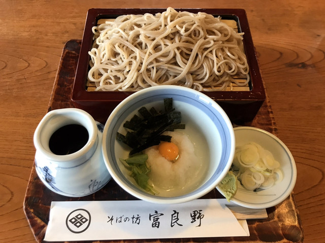 木梨憲武がpeleのサインをドア全面に描いた蕎麦屋 By 死んでも残留 そばの坊富良野 入地 うどん 食べログ