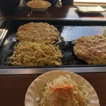Okonomiyaki Monja Teppanyaki Ogata - 焼きながらサラダを食べる