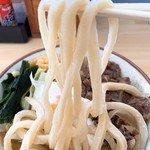 手打ちうどん ろくでなし - 温玉肉うどんの麺をリフトアップ