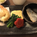 みな川 - 自家製にしん煮 揚げたて小えび天 だし巻き 金時にんじん ほうれん草