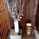 和三條 かた岡 - 「たたき」の奥、入口の花