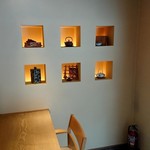 和三條 かた岡 - 酒器や食器が飾られています。