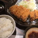 勝烈亭 - ご飯と赤出汁とキャベツはお代わり可