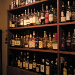 Bar Alchemist - 店内にはウイスキーやラムがいっぱい１