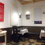 レストランRyu - 全12席程度のこじんまりとしたレストラン。シェフとサービスの女性、2名体制