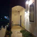 レストランRyu - こじんまりとしたエントランス。シェフであり陶芸家でもあるという主人は、一体どんな方なのだろう