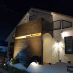 こじんまりとしたエントランス。シェフであり陶芸家でもあるという主人は、一体どんな方なのだろう