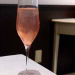 レストランRyu - 薔薇のノンアルコールスパークリング（￥540）。華やかな色と香り、味わいは甘口