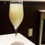 レストランRyu - ラ・フランスのノンアルコールスパークリング（￥540）。すごい果汁感、これは何倍でも飲める美味しさ！