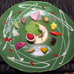 月替わりの十寸オードブル。クリスマスリースをイメージした器に、明和町の野菜を色とりどり織り込んで