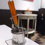 レストランRyu - カトラリーは二人分が一緒に、小型のバケツのようなユニークな容器で登場