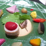 レストランRyu - 中央は鶏むね肉とフランボワーズのソース。その奥の春菊は生食OK。一枚で「鍋を食べている気分」になれる！