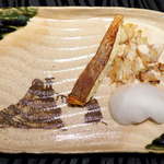 レストランRyu - 南伊勢町の伊勢真鯛、明和町で採れた白菜の芯。伊勢二見浦・夫婦岩を描いた器で(^-^)