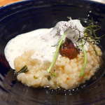 地元産の御糸米に、豆乳カプチーノソースで仕上げ。これでもかというほど旨味を閉じ込めてある