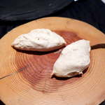 レストランRyu - リュスティック。白い堅焼きパンで、肉汁をすくうように頂く