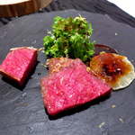 断面の色が素晴らしい！ 低温で長時間火入れしているから、レアで柔らかいのに「歯切れが良い」。これは満点です！