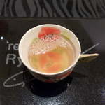 レストランRyu - 摘み立てクールミントのハーブティーが注がれます。通常はシャーベットで口直しですが、冬なので温かい一杯が嬉しい